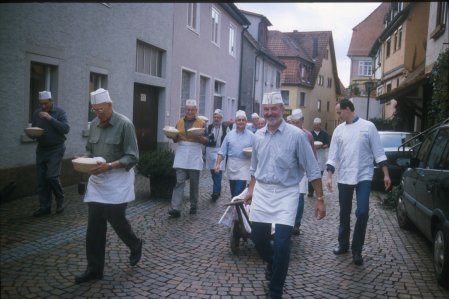 Images/14_Das_Brot_wird_zum_Backhaus_gebracht.jpg