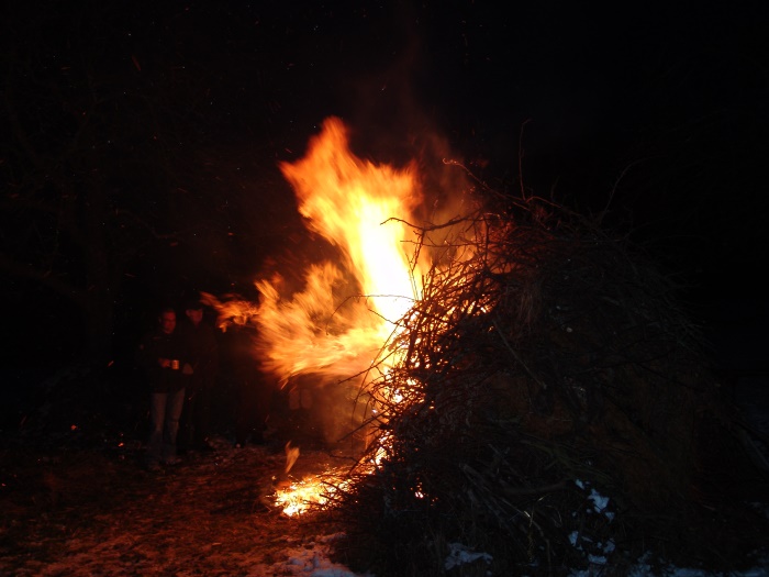 Die Flammen schlagen hoch