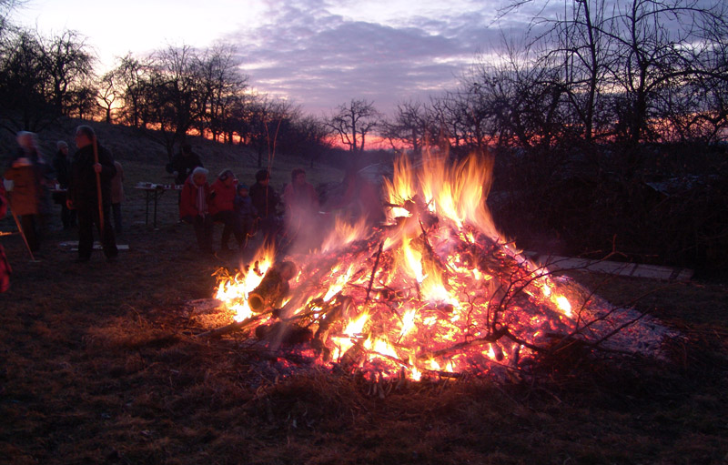 Abendrot hinter dem Feuer