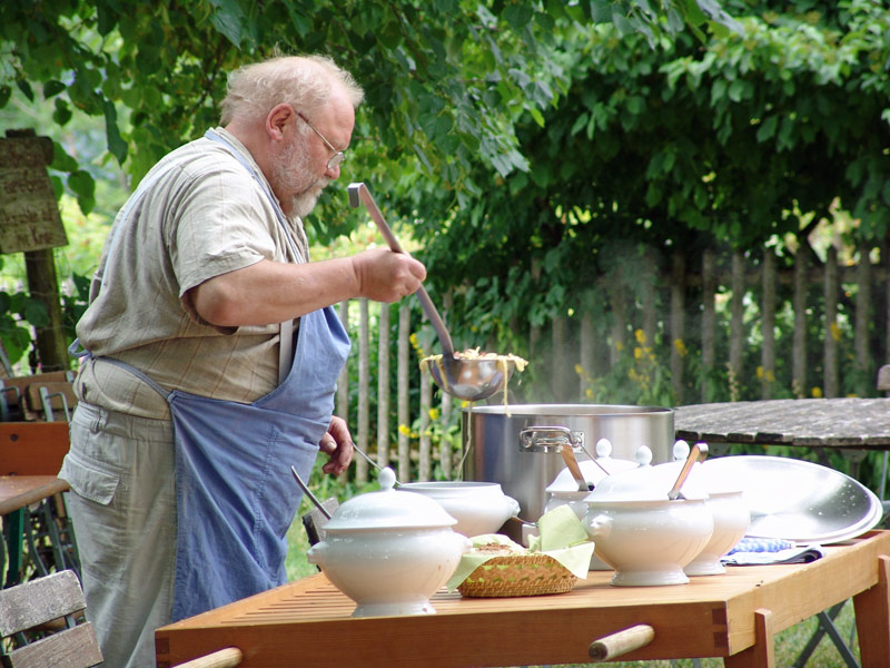 Das Essen wird ausgeteilt