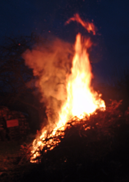 Die Flammen lodern empor