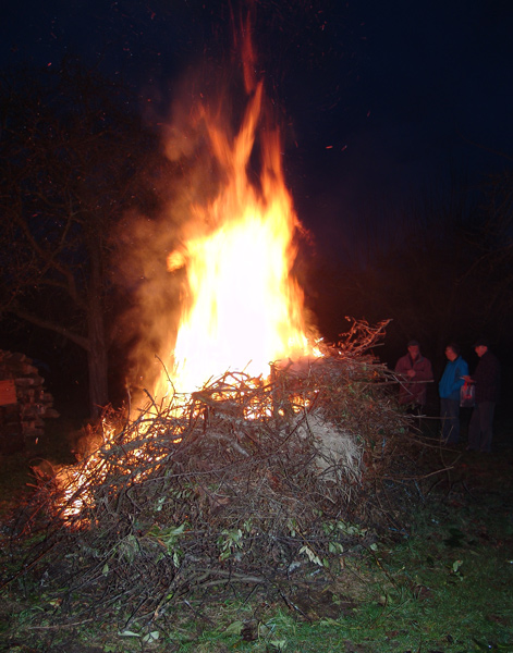 Die Flammen lodern empor