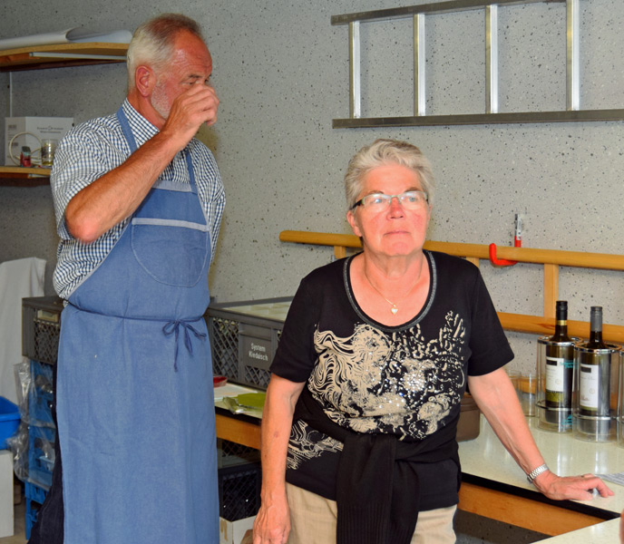 Heinz und Marianne in der Weinlaube