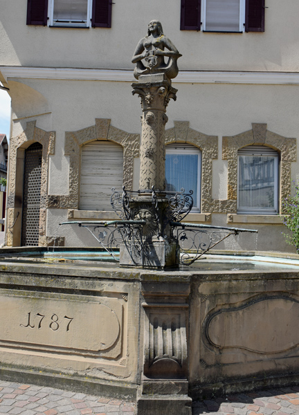 Gglingen, Rathaus mit dem Marktbrunnen mit Fischweib