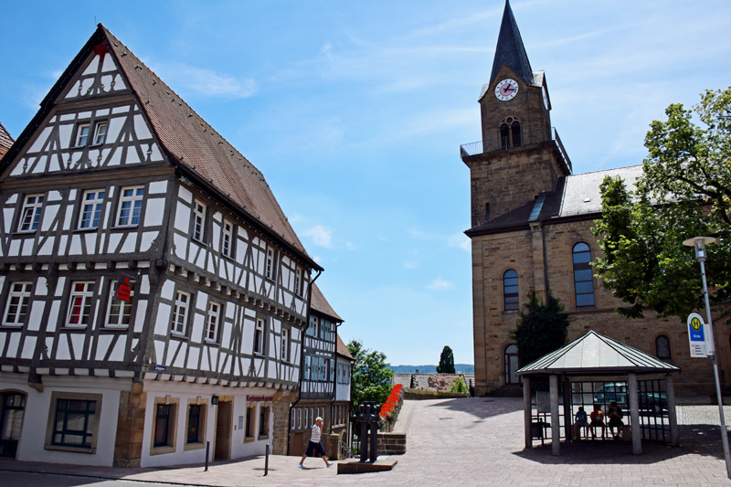 Gglingen, Kreissparkasse und die Maritiuskirche