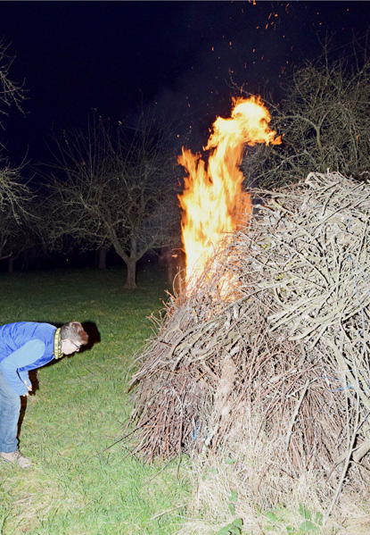 Das Feuer wird angezndet