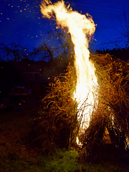 Das Feuer brennt