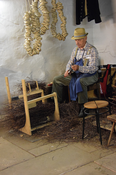 Besenbinder im Vogtsbauernhof