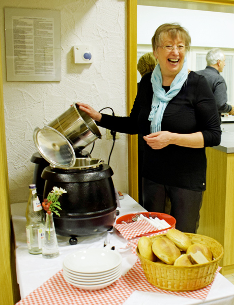 Petra vor ihrer Kartoffelsuppe