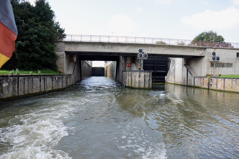 Ausfahrt aus der Schleuse Pleidelsheim