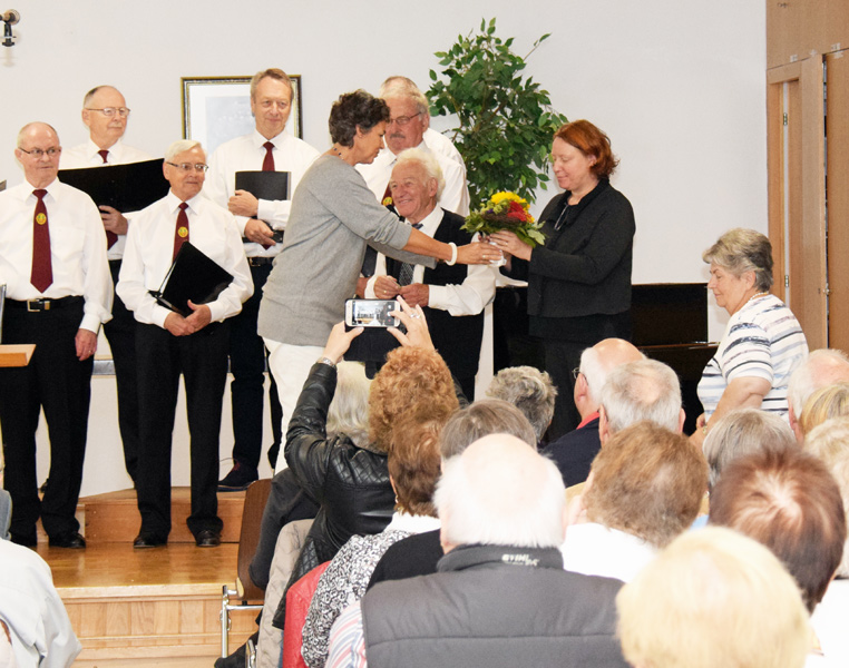 Petra Jnsch erhlt einen Blumenstrau