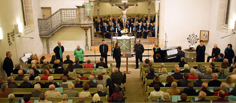 berschall singt in der Kirche verteilt