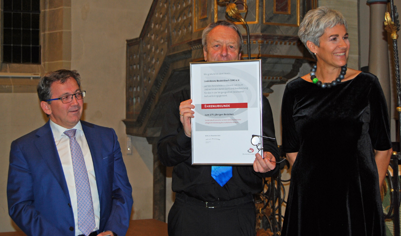 bergabe der Urkunde fr 175 Jahre LKB